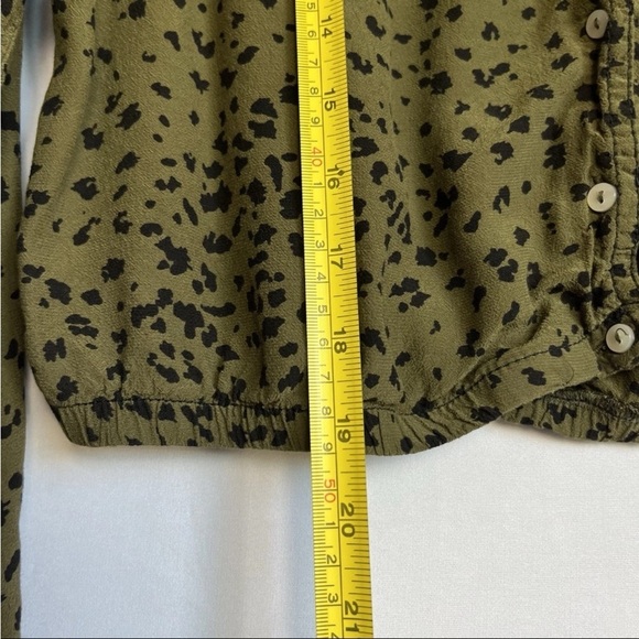 Free People Blouse Sz M Wishing Well Olive Green Spotted Animal Print Cropped - Picture 10 of 11